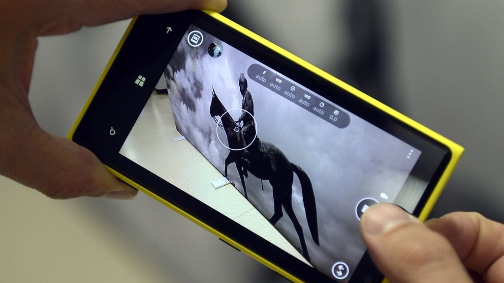 Kuvassa Lumia 1020-puhelin.