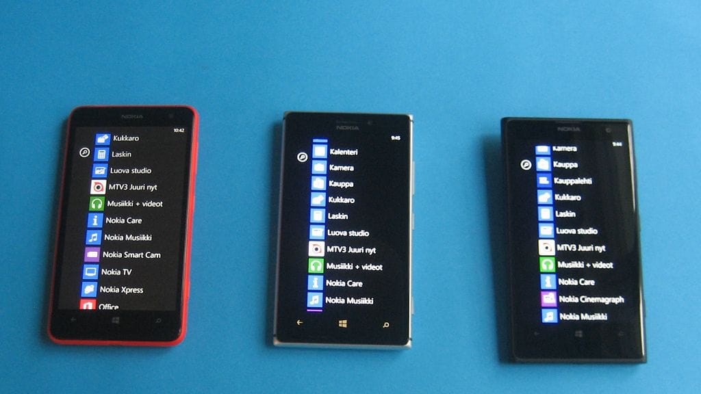 (vasemmalta lähtien) Lumia 625, 925 ja 1020 -kännykkämallit.