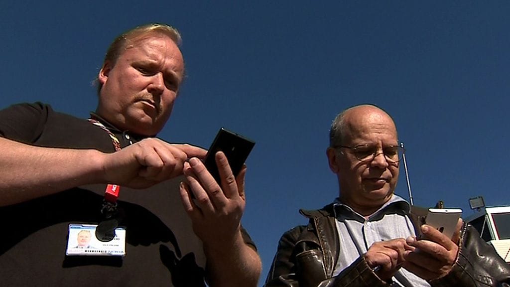 Nokian Salon ylempien toimihenkilöiden luottamusmiehet Mika Paukkuri (vas) ja Aimo Leskelä tarkastelivat aamulla Lumia-matkapuhelimiaan Nokian Salon tehtaan pääportilla.