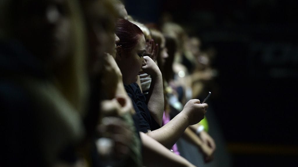 Cheekin fanit pakkautuivat lavan eteen.