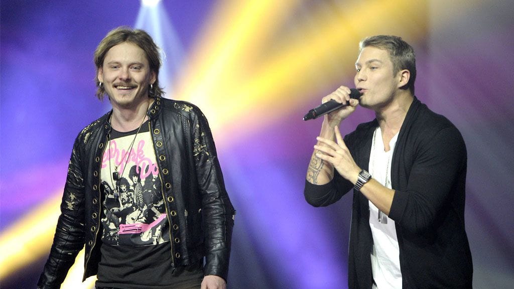 Jonne Aaron (vas.) kaahasi Cheekin stadionkeikalle ja menetti ajokorttinsa kahdesti.