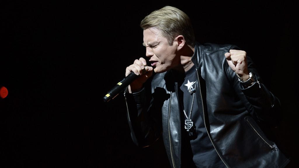 Rap-artisti Cheek esiintymässä loppuunmyydyllä jäähallikeikallaan Helsingissä.