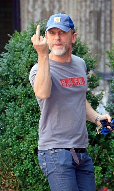 Daniel Craig ilmaisi mielipiteensä käsimerkkien avulla.