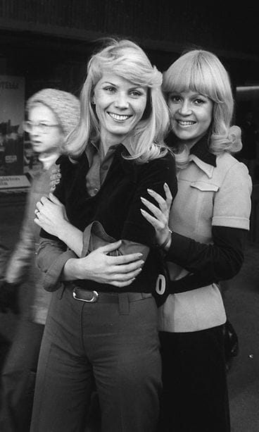 Uusi ja vanha Lotto-tyttö: Ritva Kuitunen (vas. ) ja Hilkka Kotamäki (oik.) 30.10.1975. LEHTIKUVA / Ari Ojala (VS)