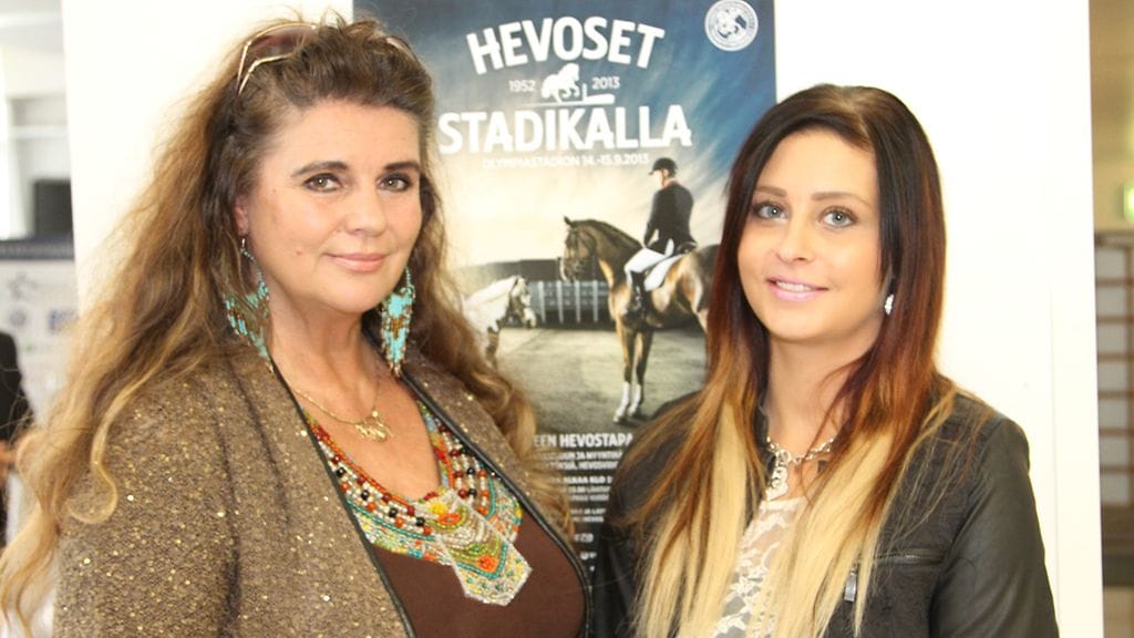 Riitta Väisänen ja Vilhelmiina-tytär Hevoset Stadikalla -tapahtuman lehdistötilaisuudessa.