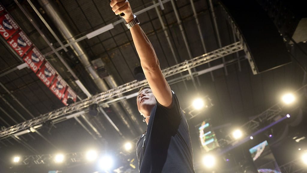 HIFK:n mestaruusviirit pääsivät Cheekin tähtiloisteeseen rap-artistin loppuunmyydyllä jäähallikeikalla.