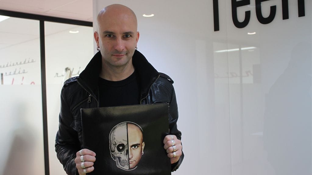 Herra Ylppö uuden levynsä kanssa.