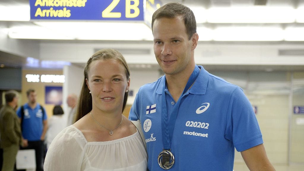 Niina Kelo ja tero Pitkämäki lentokentällä maanantaina.