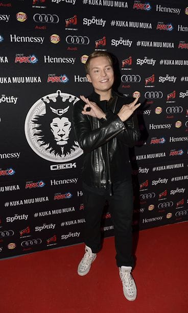 Rap-artisti Cheek poseerasi punaisella matolla jäähallikeikkansa VIP-tilaisuudessa Helsingissä.