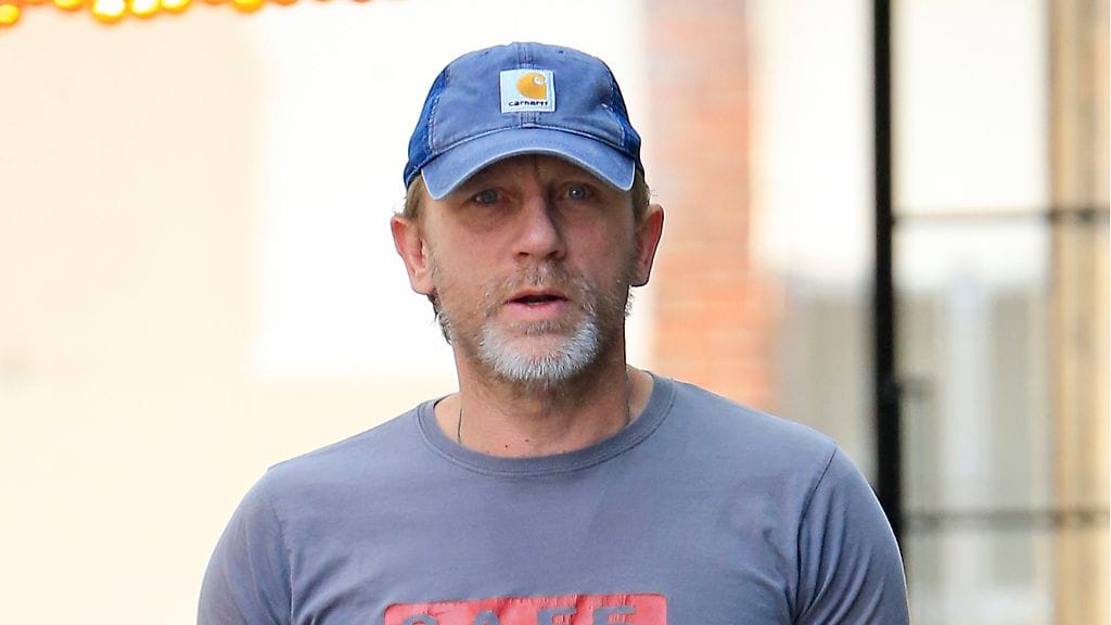 Daniel Craig harmaahapsisena.