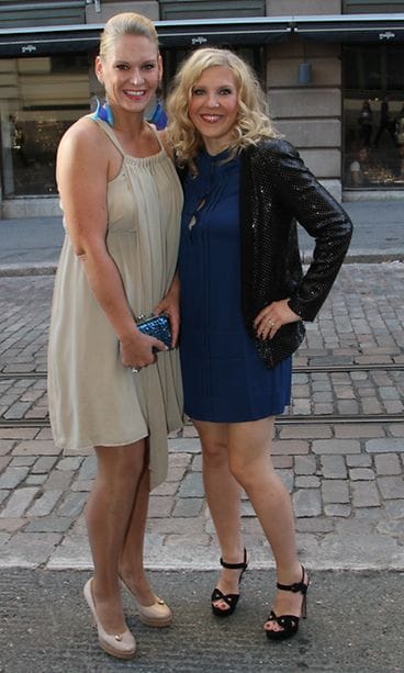 Heidi Sohlberg ja Vappu Pimiä saapuivat Annika Metsäkedon häihin.