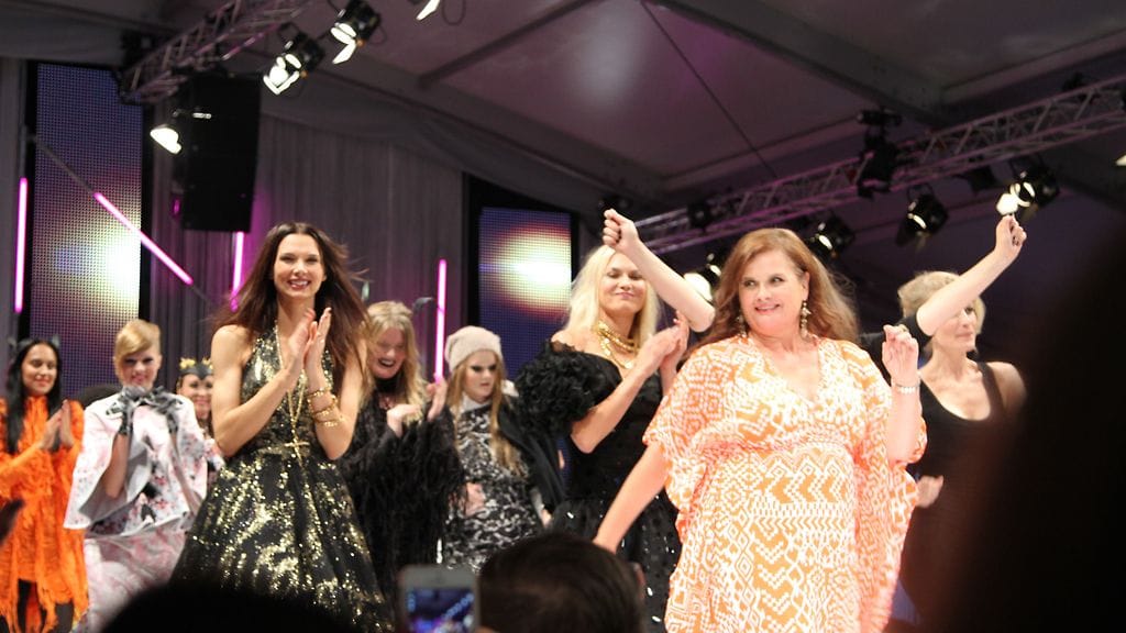 Paparazzi-mallitoimiston Laila Snellman mallien kanssa lavalla.