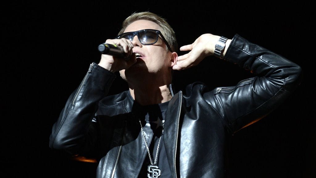 Cheek eli Jare Tiihonen huudatti yleisöä loppuunmyydyllä jäähallikeikallaan 21. syyskuuta 2013.