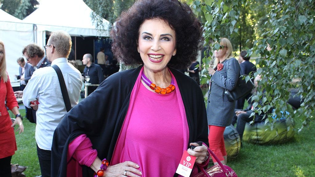Lenita Airisto saapui katsomaan Yoko Onoa Helsingin juhlaviikoille pirteissä väreissä.