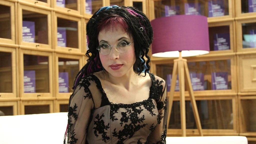 Sofi Oksanen Habitare-messuilla.