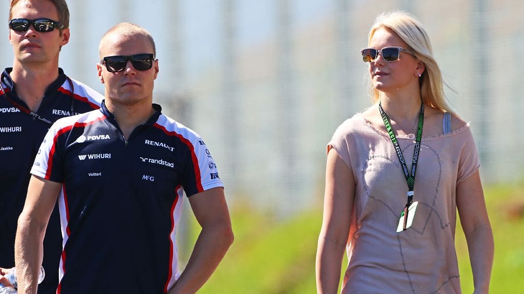 Valtteri Bottaksen kihlattu Emilia Pikkarainen paljastaa varikkoelämän salat.