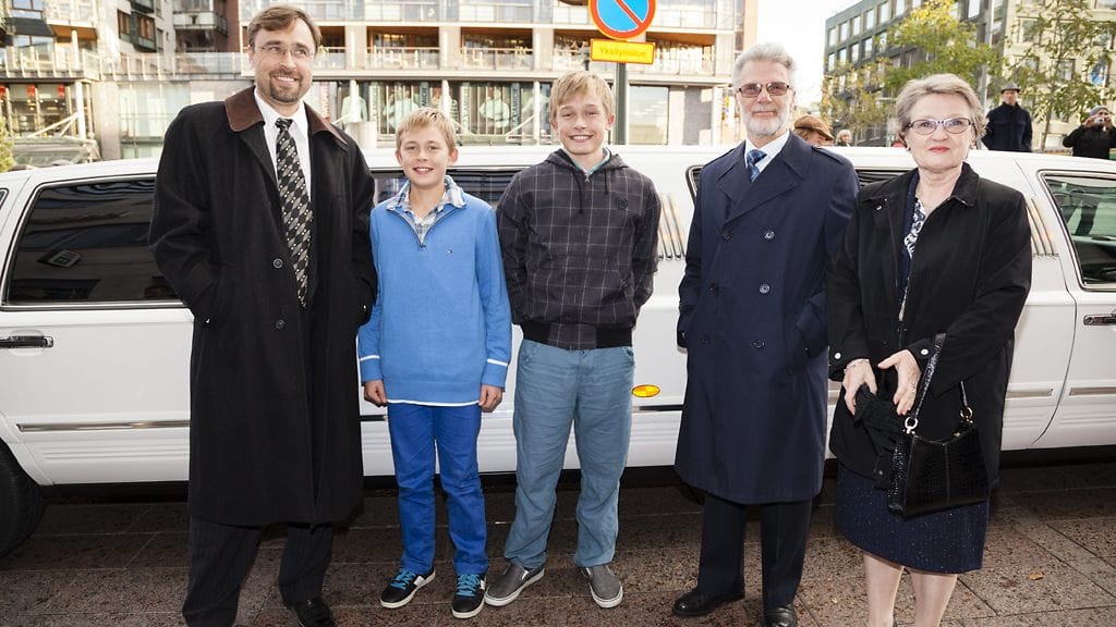 Selänteen kaksoisveli Paavo Selänne ja hänen poikansa Aapo ja Mikko-Ilpo sekä Teemu Selänteen isä Ilmari puolisonsa kanssa saapuivat paikalle limusiinilla.