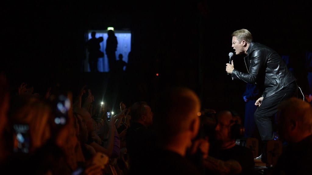 Rap-artisti Cheek esiintymässä loppuunmyydyllä jäähallikeikallaan Helsingissä lauantaina 21. syyskuuta 2013.