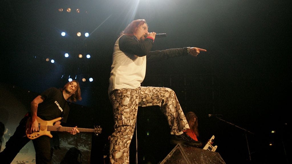 Sonata Arctican laulaja Tony Kakko ja basisti Marko Paasikoski keikalla.