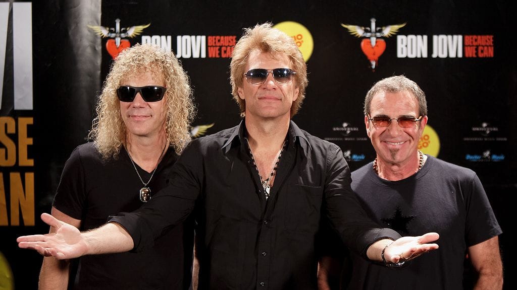 Bon Jovin Tico Torres (vas.) joutui keskiviikkona leikkaukseen. Jon Bon Jovi ja David Bryan ovat hänen tukenaan.