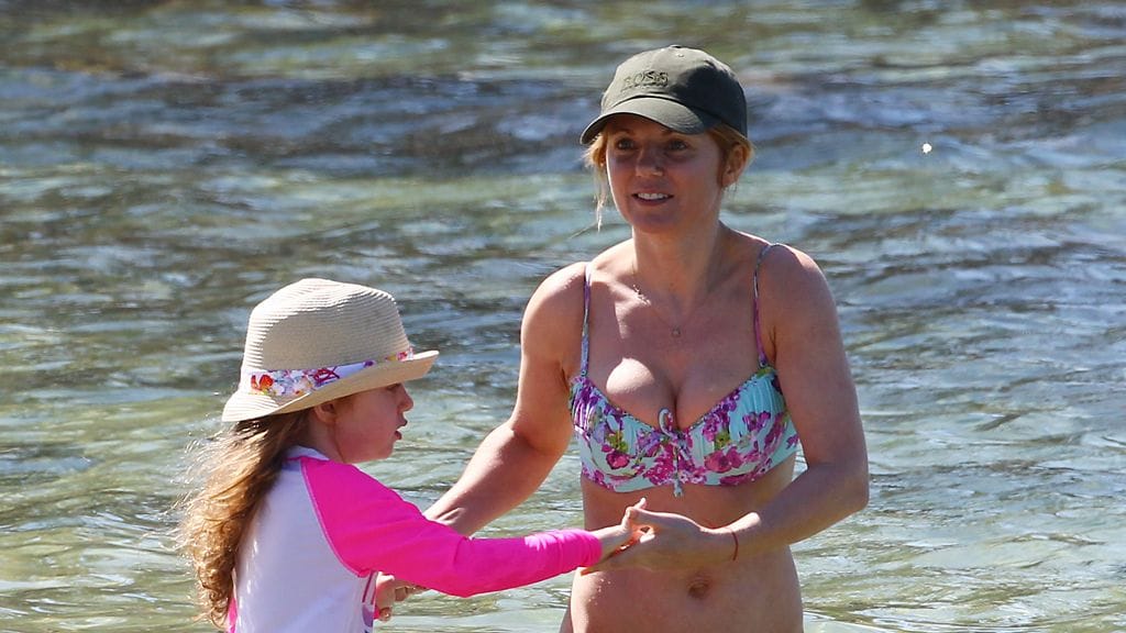 Geri Halliwell tyttärensä kanssa rannalla.