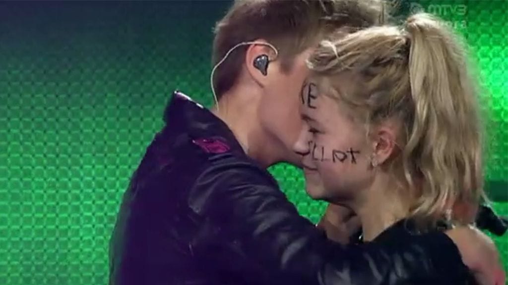 Tyttö sai myös pusun Isacilta.