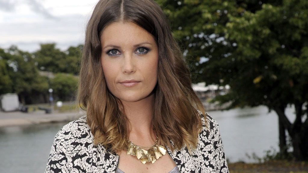 Laura Närhi aikoo vetää keikkansa puhekiellosta huolimatta.