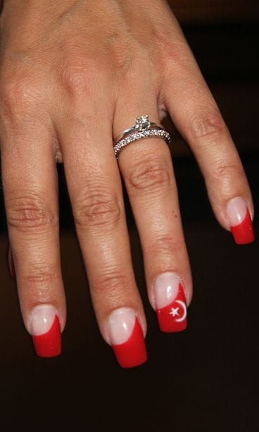 Annika Metsäkedon kynnet muistuttivat tuoreen aviomiehen kotimaasta.