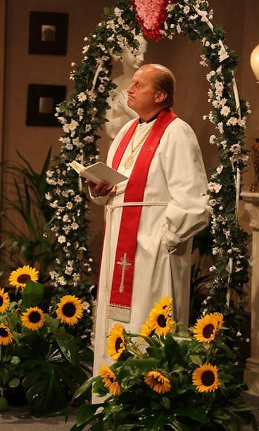 Juhani "Tami" Tamminen pappina Veikkauksen saippuasarjassa.