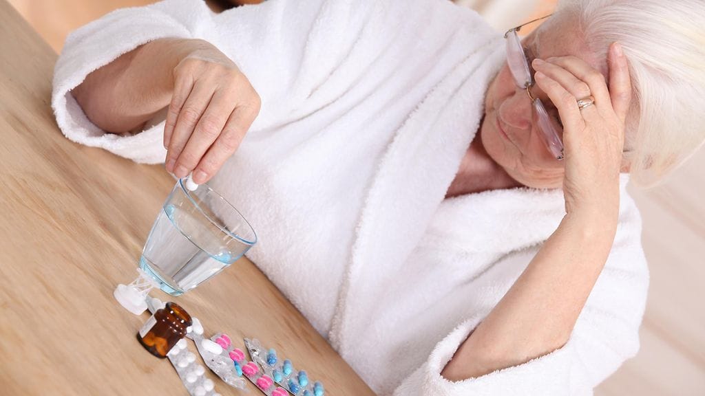 Iäkkäiden ihmisten lääkitys tulisi arvioida kerran vuodessa. Kuvituskuva.