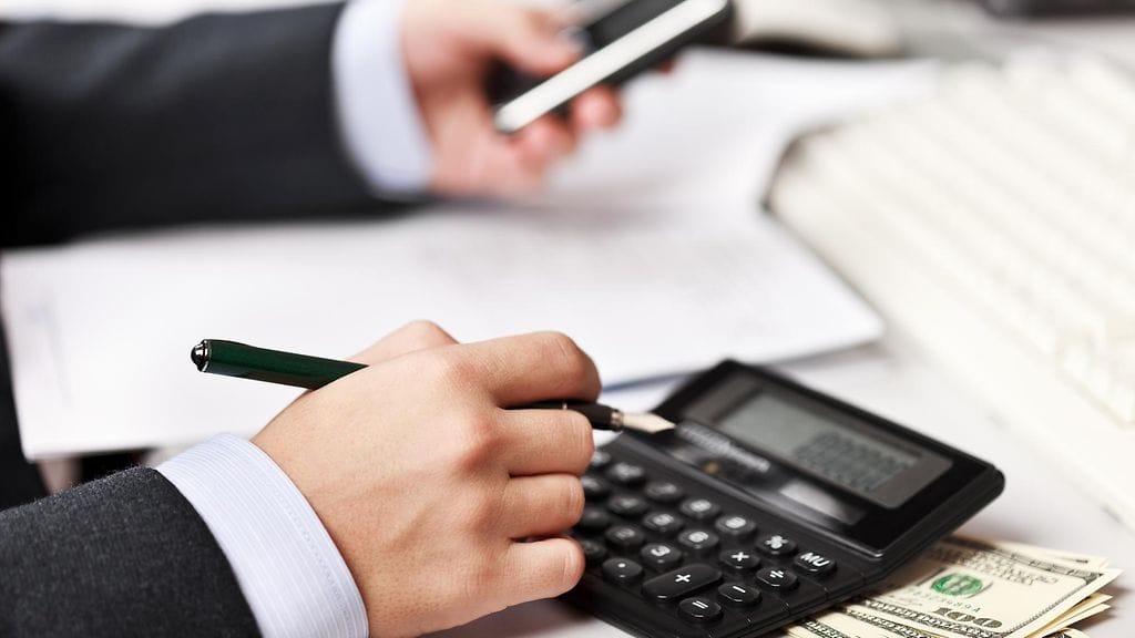 Kehystämisvaikutusta ja mentaalista kirjanpitoa voi ehkäistä rahankäytössä ajattelemalla hintoja suhteessa omaan palkkaan.