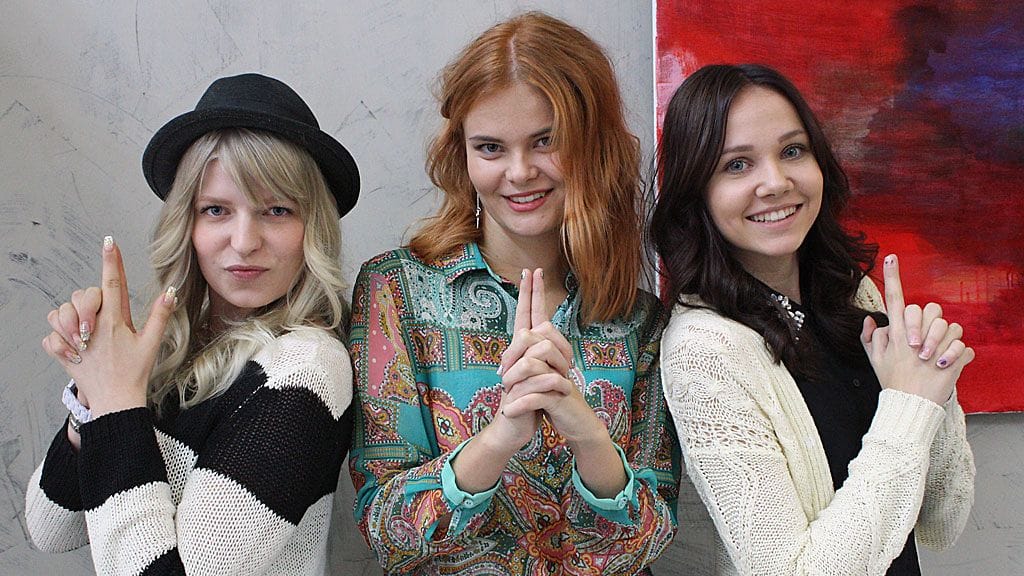 Idols-kilpailijat Mitra Kaislaranta, Erika Vikman ja Sara Kurkola muistuttavat Charlien enkeleitä.