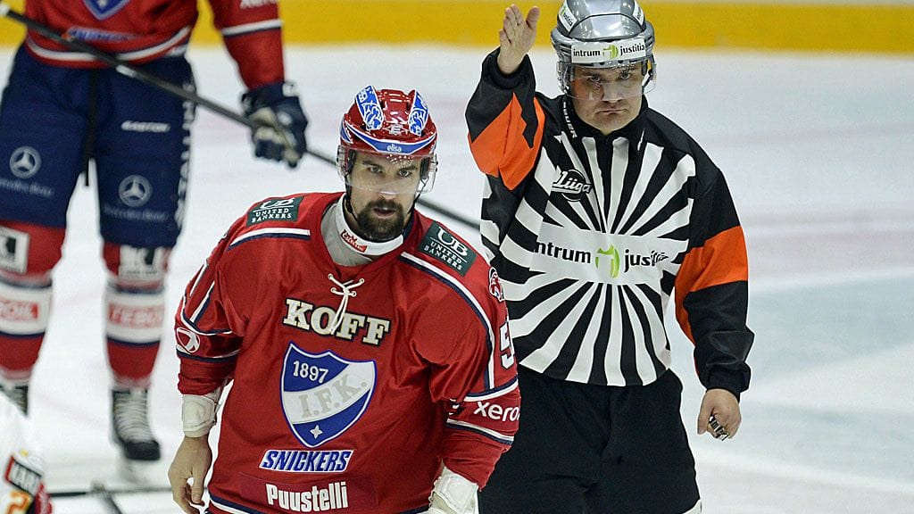 Trevor Gilliesiä ohjataan suihkuun