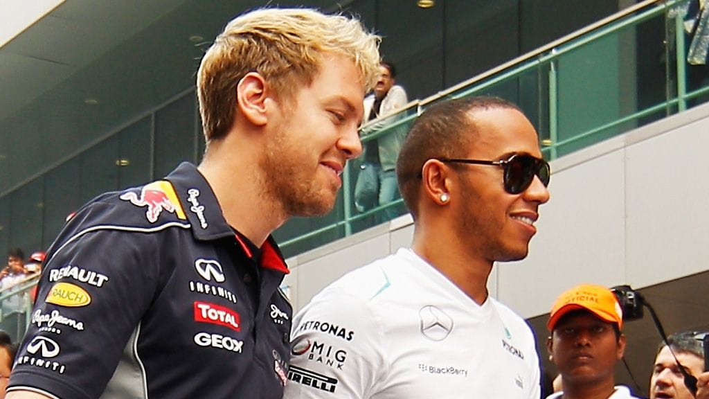 Sebastian Vettel (vas.) ja Lewis Hamilton Intian gp-viikonloppuna.