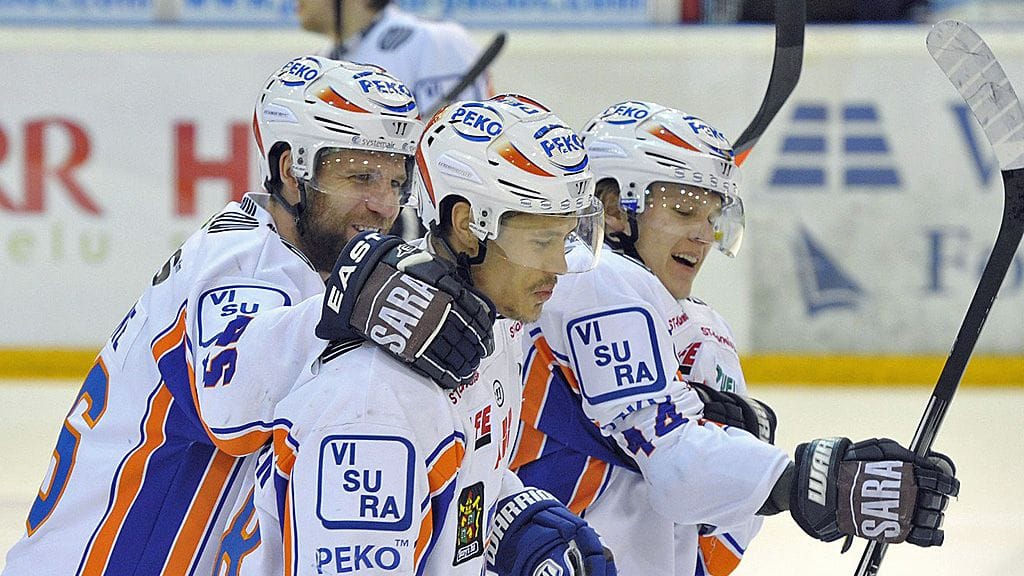 Sami Venäläinen (kesk.) pelasi viime kaudella Tapparassa.