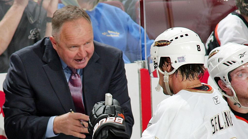 Randy Carlyle jakoi aiemmin ohjeita Teemu Selänteelle. Joukkue on nyt sama, mutta Selänne ei enää pelaa.