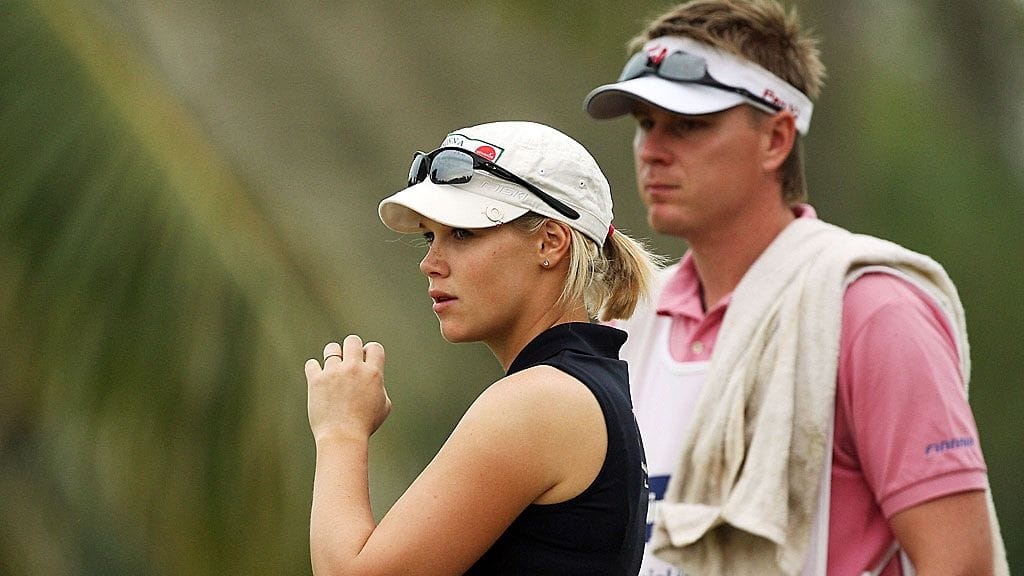 Roope Kakko on pelaamisen ohella toiminut myös vaimonsa caddyna.