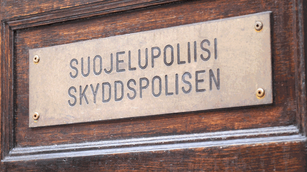 Suojelupoliisin siirtoa sisäministeriön alaisuuteen on perusteltu muun muassa sillä, että se parantaa päättäjien mahdollisuuksia ohjata supon toimintaa.