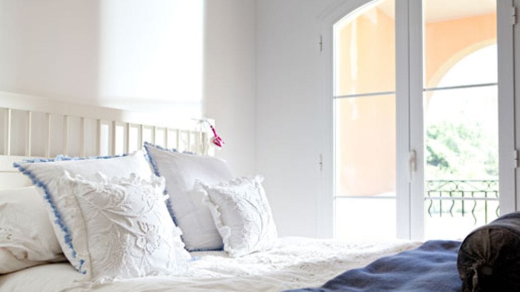 Rauhallisessa makuuhuoneessa uni maistuu paremmin.