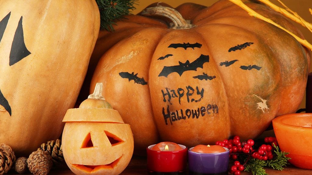 Kurpitsan pintaan voi maalata halloween-kuvioita tussilla tai maalilla.