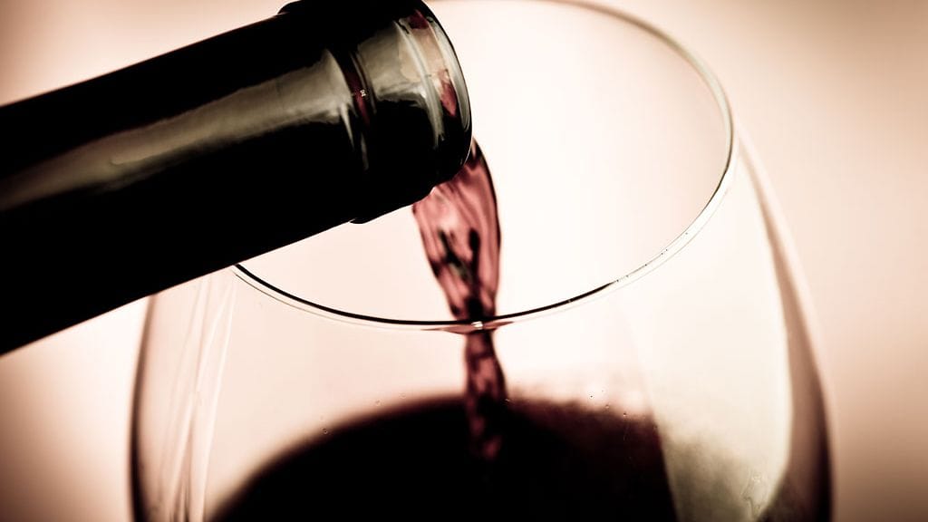 Viinipullon avaaminen onnistuu uskomattoman monella tavalla ilman korkkia.