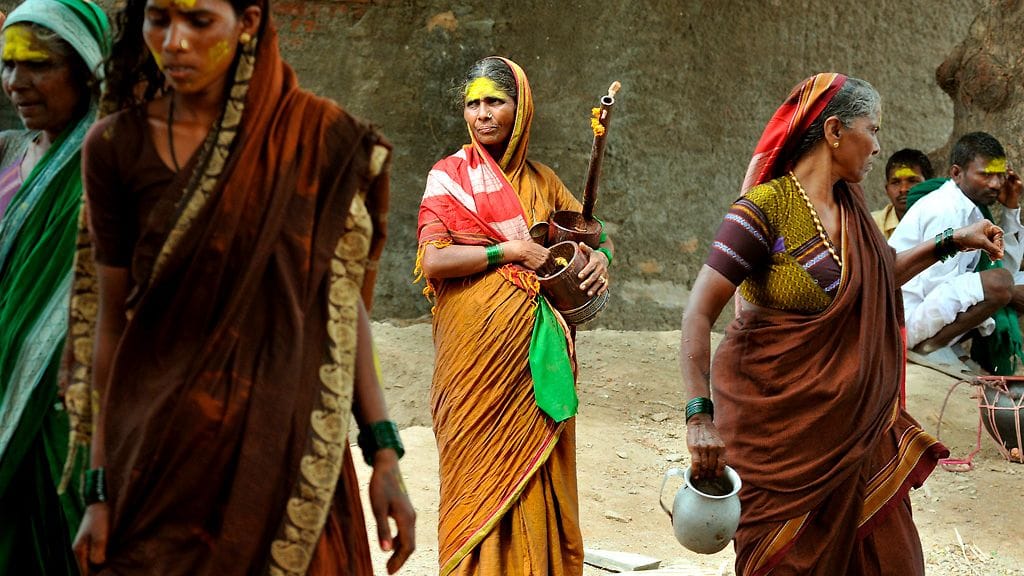 Kuvassa seksiorjuuteen pakotettuja intialaisia "devadasi"-naisia.