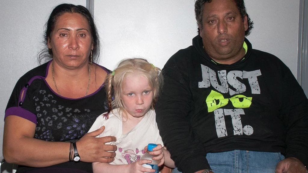 Kreikan poliisin välittämä kuva Maria-tytöstä ja hänen vanhempinaan esiintyneestä pariskunnasta.