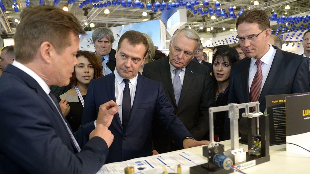 Venäjän pääministeri Dmitri Medvedev (toisena vasemmalla), Ranskan pääministeri Jean-Marc Ayrault (keskellä) sekä pääministeri Jyrki Katainen tutustuivat innovaationäyttelyn tuotteisiin Moskovassa 31. lokakuuta 2013.