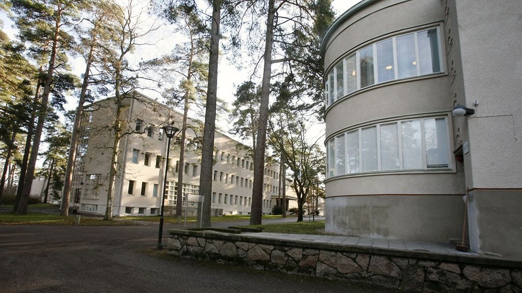 Santahaminan kampusalue, Maanpuolustuskorkeakoulu (vas.) Santahaminan sotilasalueella 13. helmikuuta 2008.