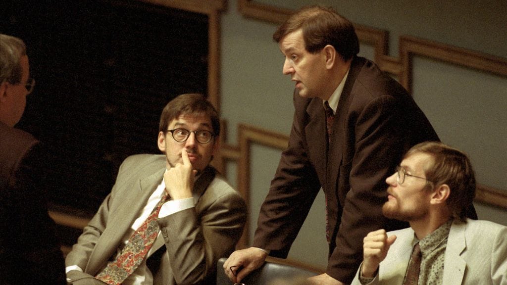 Vesa Laukkanen (vasemmalla) siteerasi yli kuuden tunnin puheessaan eduskunnassa useita teoksia. Paavo Väyrynen (kesk) tunnetaan muuten vain ahkerana lukijana.Kuva vuodelta 1994.