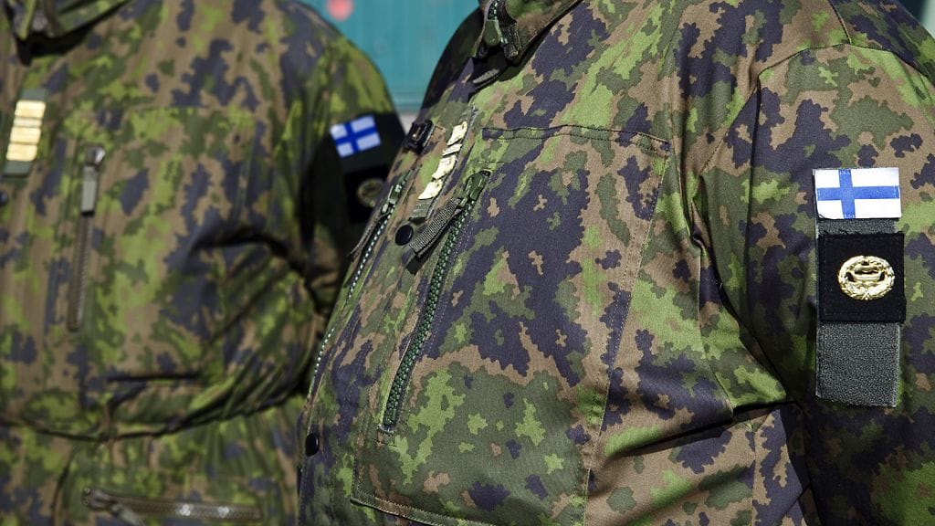 Sotilasvirkoihin voidaan valita kaksoiskansalaisia, vaikka lakiesitys menisi läpi.