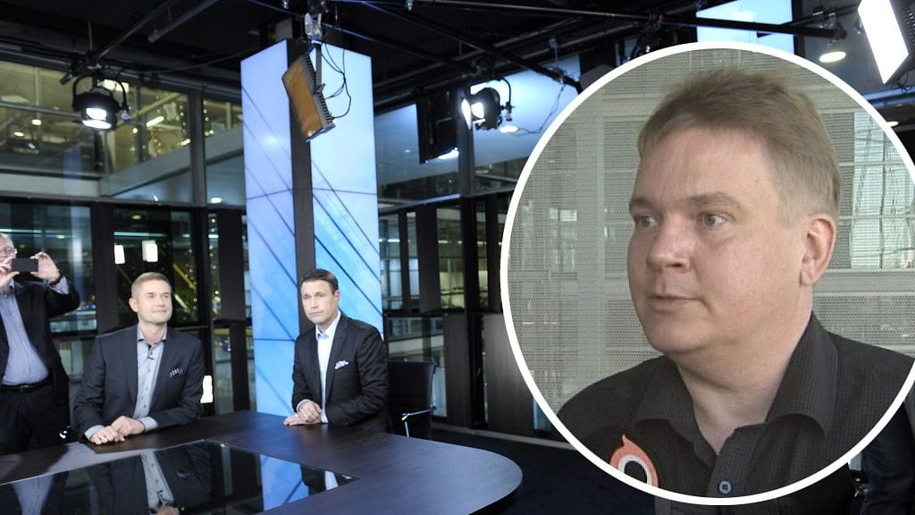 Luottamusmies Tomi Peurakosken (pikkukuvassa) mukaan tieto Nelosen uutisten lopettamisesta on otettu uutistoimituksessa vastaan surullisena. Taustalla Nelosen uutisten ankkurit Marco Bjurström (vas.) sekä Mikko Hirvonen (oik.) joulukuussa 2012.