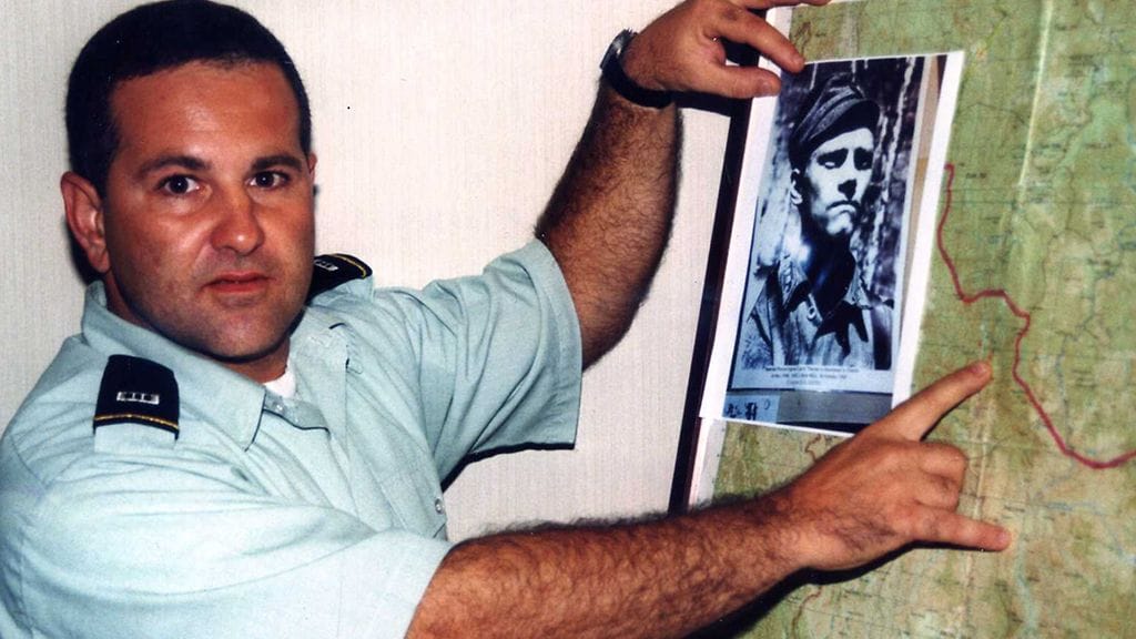 USA:n armejan upseeri Christian osoittaa paikkaa Vietnamissa, mihin Lauri Törnin kopteri putosi