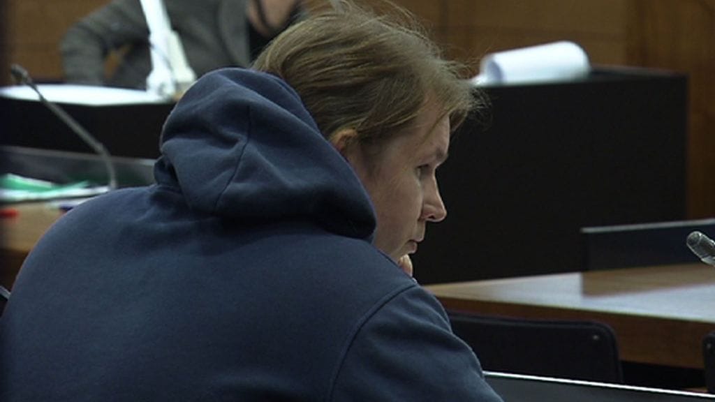 Isä vieritti syytä äitipuolen niskoille tyttärensä murhasta.